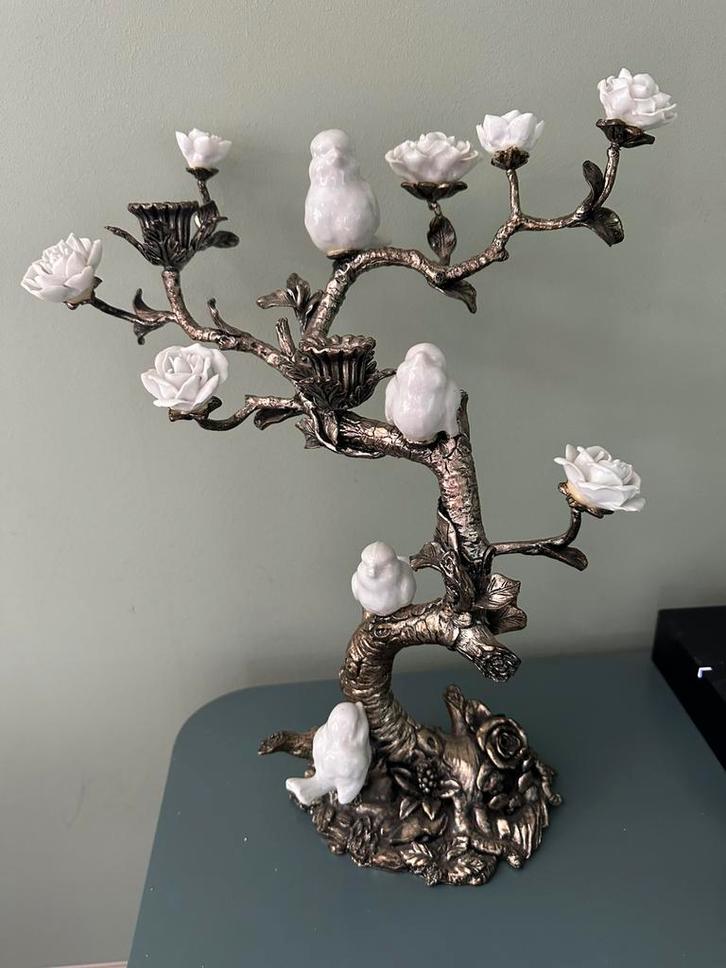 Grote zilverkleurige kandelaar porseleinen vogels en bloemen, Huis en Inrichting, Woonaccessoires | Kandelaars en Kaarsen, Zo goed als nieuw