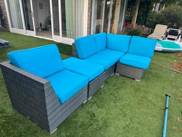 Luxe Wicker Loungeset met Blauwe Kussens beschikbaar voor biedingen