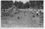 Apeldoorn Kinderbad in Berg en Bosch., Verzamelen, Ansichtkaarten | Nederland, Ophalen of Verzenden, 1940 tot 1960, Gelopen, Gelderland