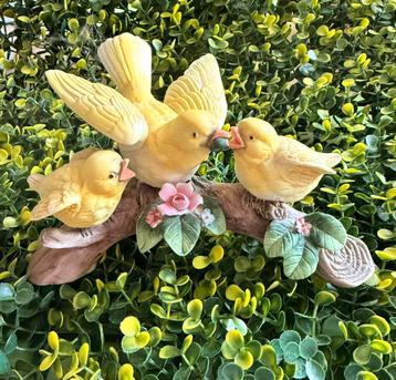 Royal Crown, vrolijk lieflijk beeldje, mama voert kleintjes. beschikbaar voor biedingen