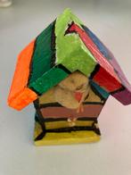 Handpainted vogelhuisje met kuikentje 8 cm., Antiek en Kunst, Ophalen of Verzenden