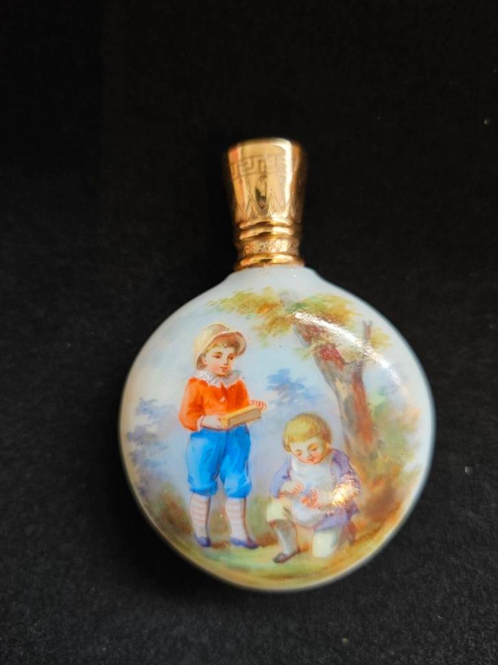 Zeldaam emaille beschilderd parfumflesje 14 karaats goud, Antiek en Kunst, Antiek | Goud en Zilver, Goud, Ophalen of Verzenden