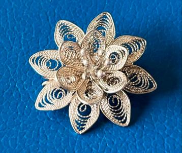 Zilveren filigrein bloem broche beschikbaar voor biedingen