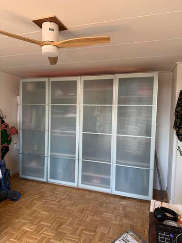 Pax kast met ribbelglazen hangschuifdeuren