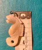 Antieke handgesneden parelmoer zeepaardje hanger, Sieraden, Tassen en Uiterlijk, Antieke sieraden, Ophalen of Verzenden, Overige materialen