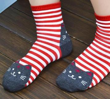 Rood gestreepte kattensokken beschikbaar voor biedingen