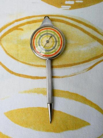 Het volgt ronde lijnen en leest afstand af. beschikbaar voor biedingen