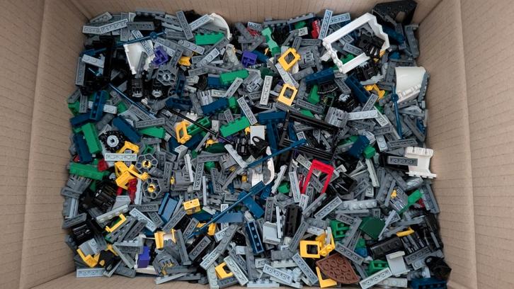 Restant Lego een goed gevulde doos zitten ook enkele sets in, Kinderen en Baby's, Speelgoed | Duplo en Lego, Gebruikt, Lego, Losse stenen