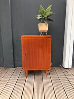 Strak vormgegeven vintage kastje op conische pootjes, Ophalen, Zo goed als nieuw