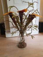 Herfstdecoratie kokerbloemen en groene takken in glasvaas, Huis en Inrichting, Ophalen