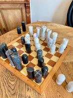 The Gambit’s Game – Modernistisch marmeren schaakspel, Hobby en Vrije tijd, Gezelschapsspellen | Bordspellen, Een of twee spelers