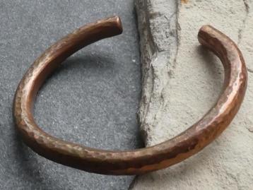 Oude gehamerde bronzen armband beschikbaar voor biedingen