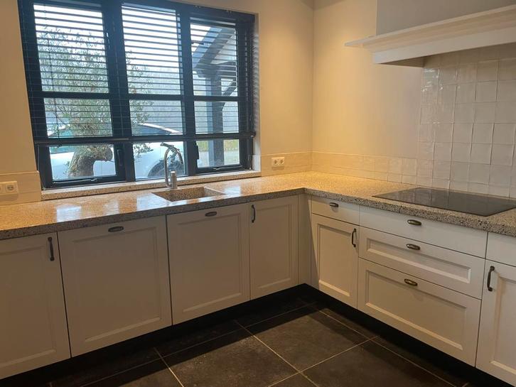 Landelijke keuken met massief terrazzo blad, Huis en Inrichting, Keuken | Complete keukens, Gebruikt, Hoekkeuken, Wit, Graniet of Steen