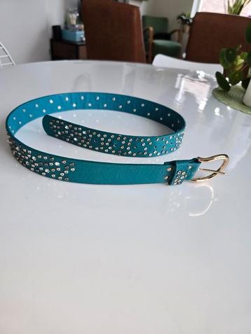 Turquoise riem met strass steentjes beschikbaar voor biedingen