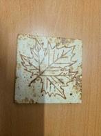 Oude antieke tegel met blad motief, tegels, mozaiek, Ophalen of Verzenden