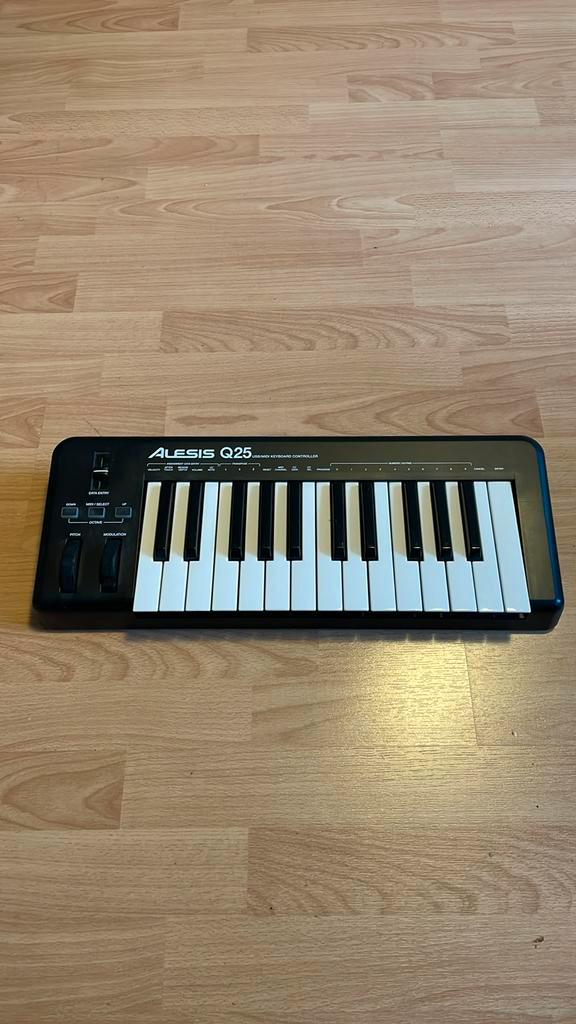 Alesis q25, Muziek en Instrumenten, Midi-apparatuur, Zo goed als nieuw, Ophalen