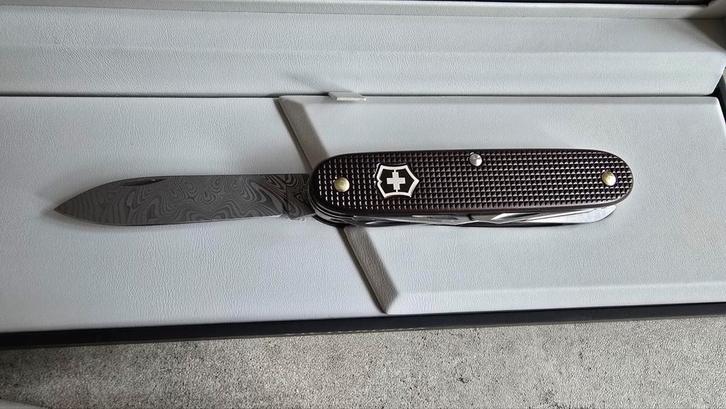 Nieuw Victorinox Farmer X limited edition Alox Damast Zakmes, Verzamelen, Overige Verzamelen, Nieuw, Ophalen of Verzenden