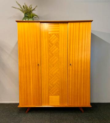 Vintage kledingkast jaren 50/60 retro Midcentury kast beschikbaar voor biedingen