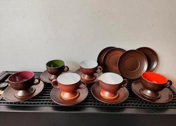 Vintage multicolor servies, 4x kop, 10x schotel+ roomstel  beschikbaar voor biedingen
