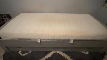 grijs 1 persoons bed met lattenbodem en 2 onderlades beschikbaar voor biedingen