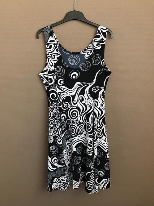 Zwart-wit stretch klokkend strandjurkje, Kleding | Dames, Jurken, Zo goed als nieuw, Maat 42/44 (L), Zwart, Knielengte, Ophalen of Verzenden