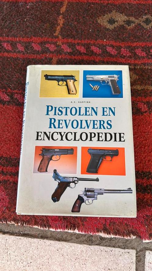 Geillustreerde pistolen en revolvers encyclopedie, Boeken, Overige Boeken, Zo goed als nieuw, Verzenden