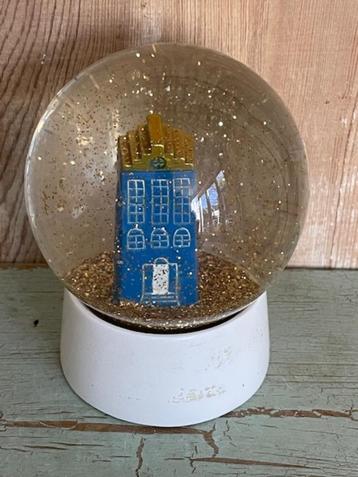 Sneeuwbal sneeuwbol. Amsterdams huis / grachtenpand blauw beschikbaar voor biedingen