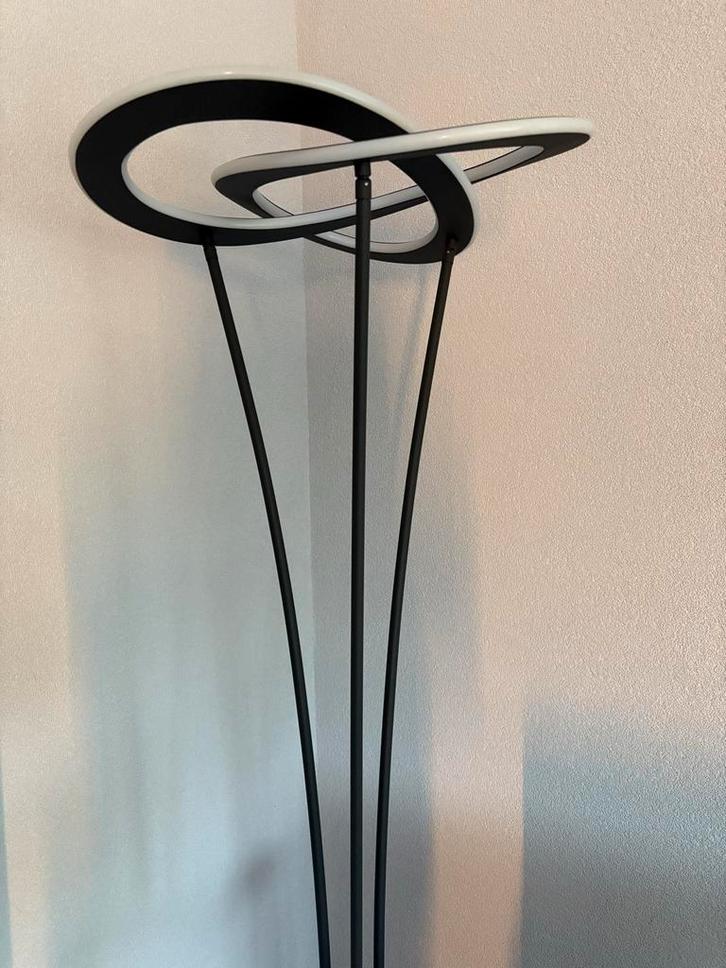 Moderne Vloerlamp met LED verlichting, Huis en Inrichting, Lampen | Vloerlampen, Gebruikt, 150 tot 200 cm, Metaal, Ophalen