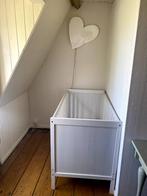 Babybed Sundvik met matras Vyssa van Ikea, Kinderen en Baby's, Kinderkamer | Bedden, Ophalen, Zo goed als nieuw, Minder dan 140 cm