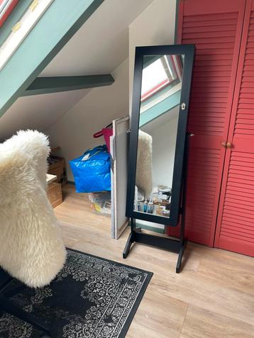 Sieradenkast met spiegel beschikbaar voor biedingen