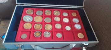 Complete set van 23 munten en penningen + aluminium koffer
 beschikbaar voor biedingen