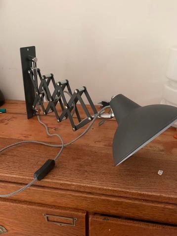 Verstelbare wandlamp grijs. beschikbaar voor biedingen