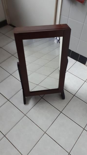 Sieradenopbergkastje beschikbaar voor biedingen