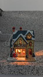 Dickensville huis met open raam en verlichting., Diversen, Kerst, Ophalen of Verzenden, Gebruikt