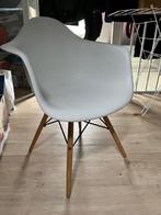 Eames DSR-stijl stoel met armleuningen – wit – houten, Huis en Inrichting, Stoelen, Ophalen, Gebruikt, Wit, Eén