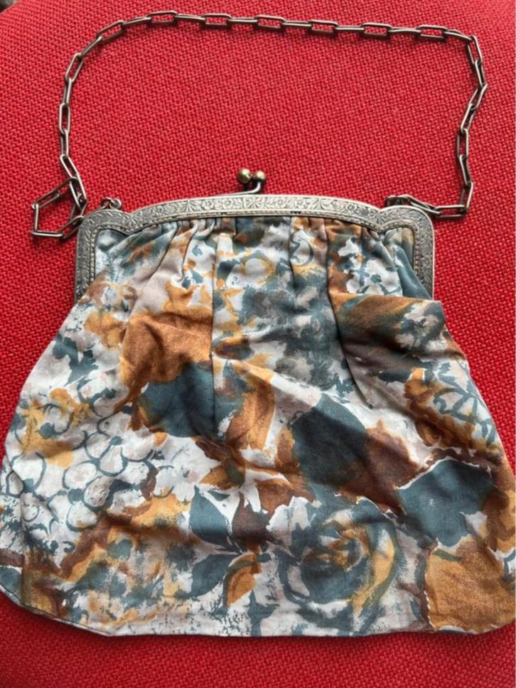 Vintage avond tasje metalen frame bekleed vrolijke stof, Antiek en Kunst, Antiek | Kleding en Accessoires, Dames, Verzenden