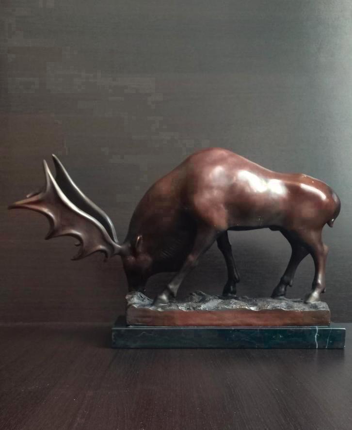 Bronzen beeld hert op zwarte marmeren sokkel, Antiek en Kunst, Antiek | Koper en Brons, Brons, Ophalen of Verzenden