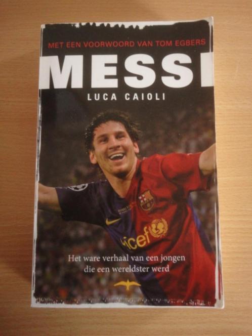 Te koop: Messi - Luca Caioli, Boeken, Sportboeken, Gelezen, Balsport, Ophalen of Verzenden