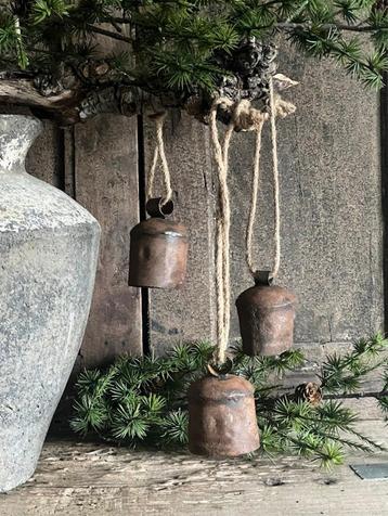 Oud metalen bel beschikbaar voor biedingen