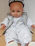 Mooie Babypop met Blauwe Ogen en Traditionele Kleding, Ophalen, Zo goed als nieuw, Babypop