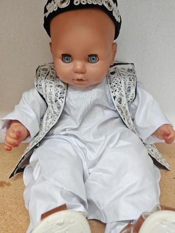 Mooie Babypop met Blauwe Ogen en Traditionele Kleding beschikbaar voor biedingen