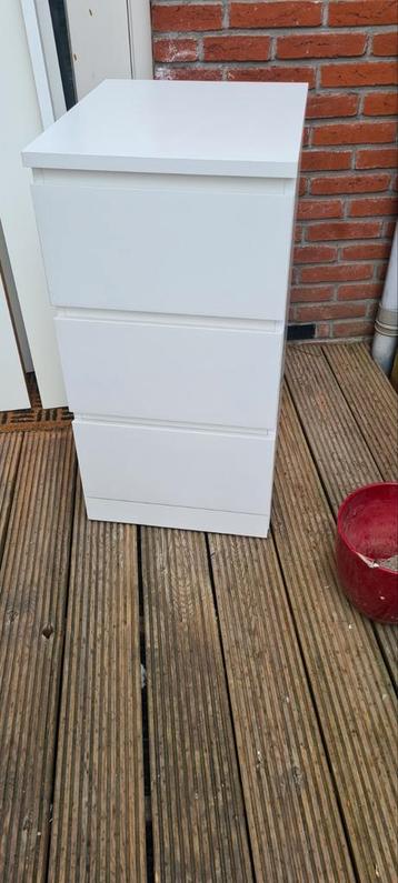 Mooi ikea malm bed 90x200 met nachtkastje - afbeelding 2