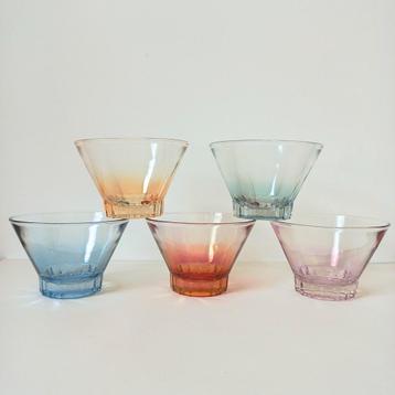 Vintage gekleurde schaaltjes, set van 5 beschikbaar voor biedingen