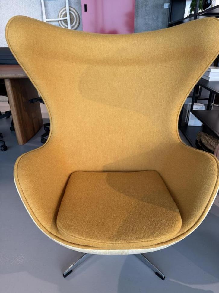 Egg chair geel licht hout. Nieuw!, Huis en Inrichting, Fauteuils, Nieuw, Hout, Metaal, Stof, 50 tot 75 cm, 75 tot 100 cm, Ophalen