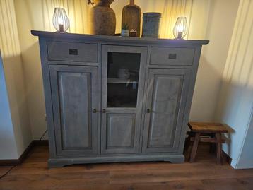 Taupe houten kast landelijke stijl beschikbaar voor biedingen