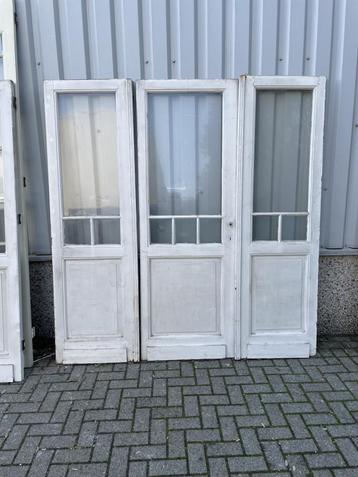 Prachtige antieke ensuitedeuren met historisch glas beschikbaar voor biedingen