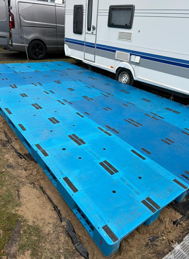 Te koop dicht kunstof pallet vlonder voortent isabella tegel, Ophalen of Verzenden, Zo goed als nieuw, Kunststof