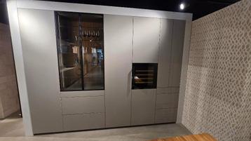 Showroomkeuken met luxe kastenwand & hoogwaardige apparatuur beschikbaar voor biedingen