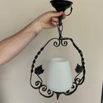 Retro vintage zwart ijzeren hanglamp met melkglas kap, Ophalen of Verzenden, Gebruikt, Glas, 50 tot 75 cm