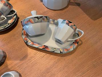 Compleet Servies met Bloemenmotief beschikbaar voor biedingen